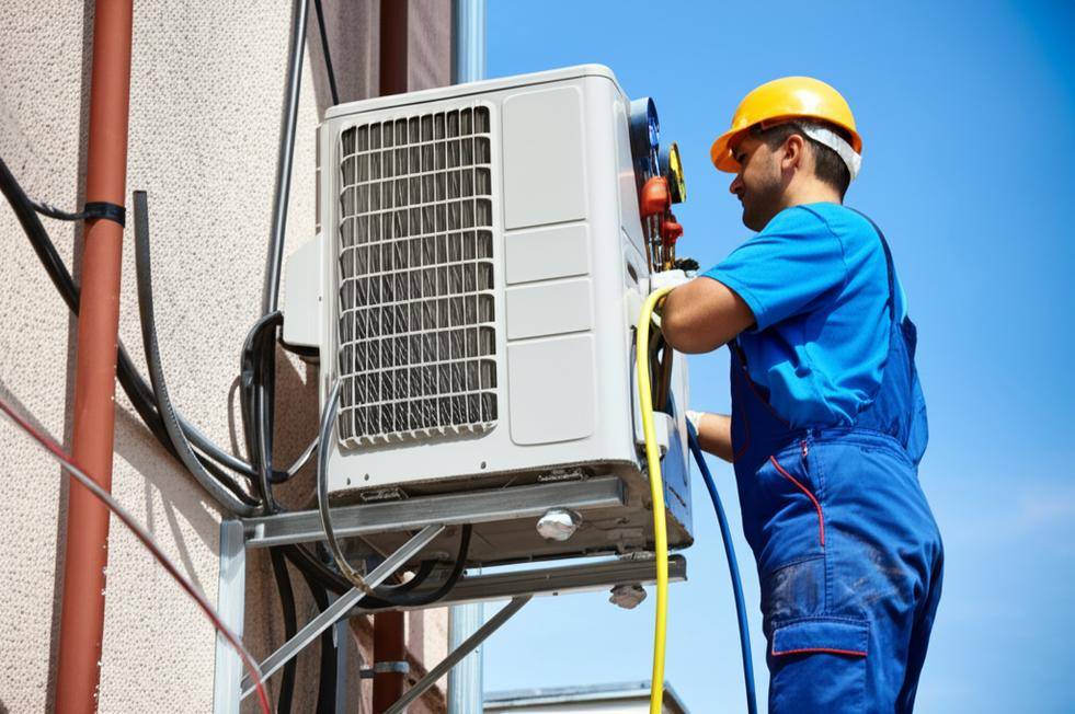 Kỹ thuật viên lắp đặt máy lạnh chuyên nghiệp.