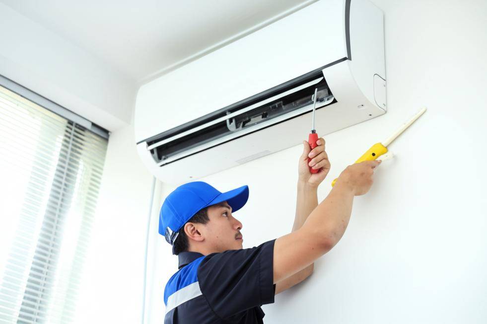 Kỹ thuật viên lắp máy lạnh chuyên nghiệp tại nhà.